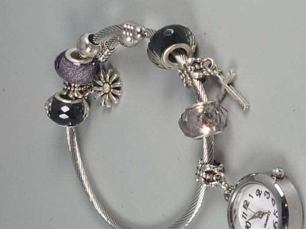 No Name Manufacture Watch, Model Quartz, With Charms, Working, 25w-1722